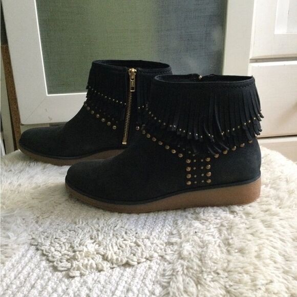 Ugg Sz 7 black fringe boots w rubber wedge sole - Picture 2 of 10